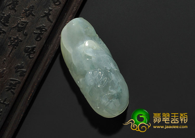 糯冰种晴水缅甸翡翠A货螭龙挂件