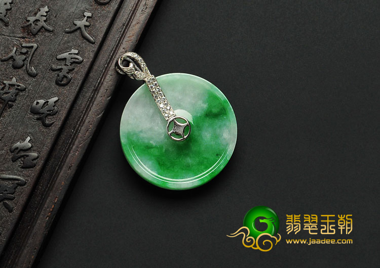 糯冰种翠色缅甸翡翠A货镶白金平安扣胸坠（真钻）