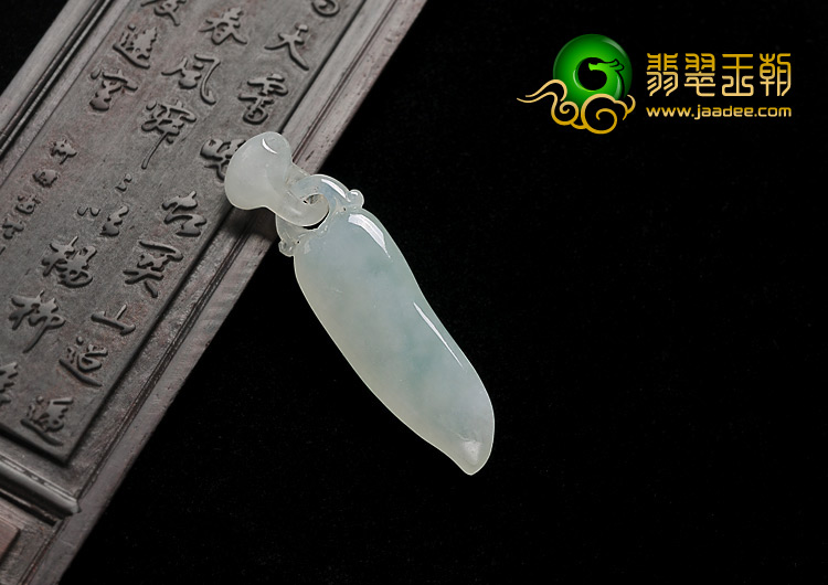 糯冰种淡晴水缅甸翡翠A货福瓜挂件