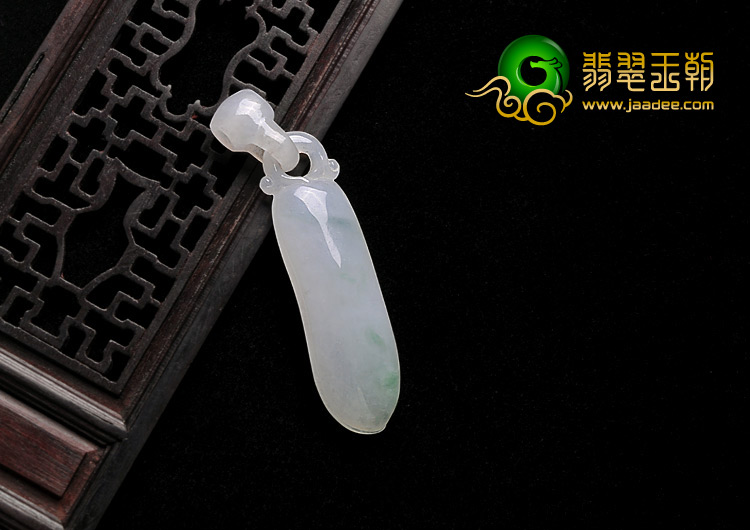 糯冰种略飘花缅甸翡翠A货福瓜挂件