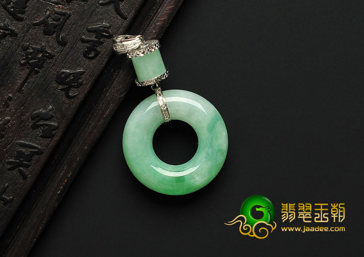 糯冰种淡绿色缅甸翡翠A货镶白金平安环胸坠（真钻）