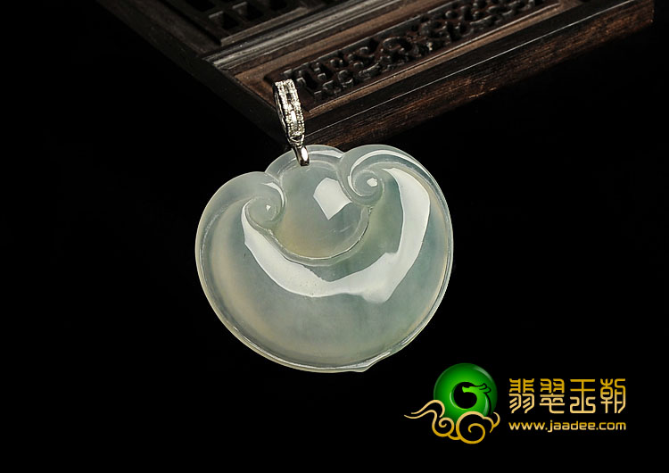 (超值推荐)冰种晴水缅甸翡翠A货镶金扣如意锁挂件（真钻）