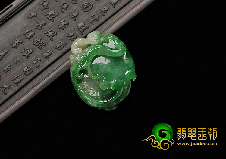 糯冰种浓绿缅甸翡翠A货龙献寿挂件