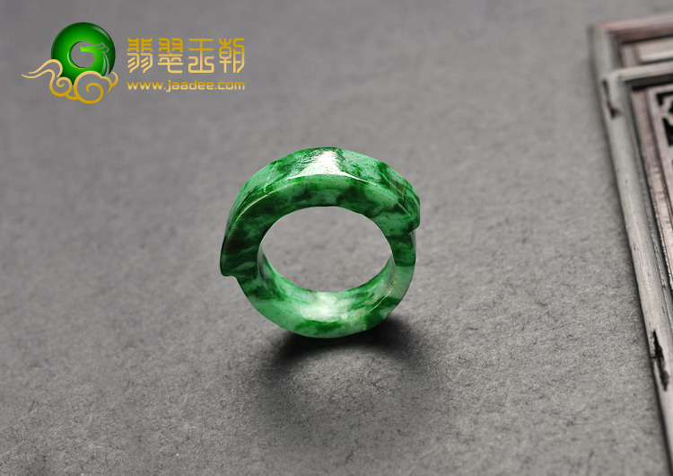 细糯种飘翠缅甸翡翠A货马鞍戒