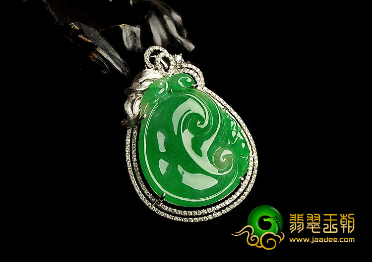 （超值推荐）冰种阳绿缅甸翡翠A货镶白金如意胸坠（真钻）