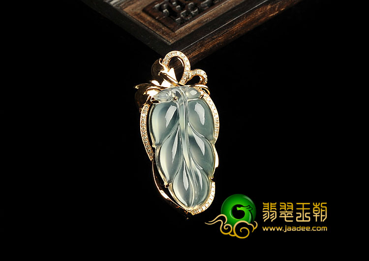 冰种晴水缅甸翡翠A货镶玫瑰金叶子胸坠（真钻）