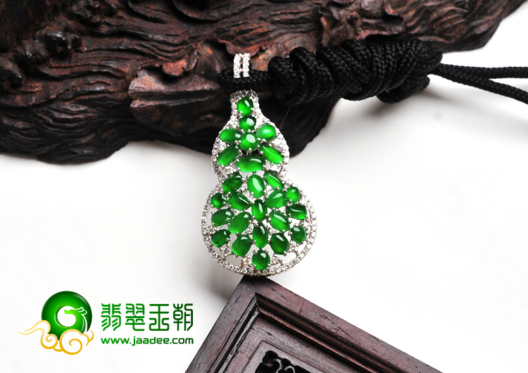 冰玻种正阳绿满绿缅甸翡翠镶白金绿宝葫芦胸坠