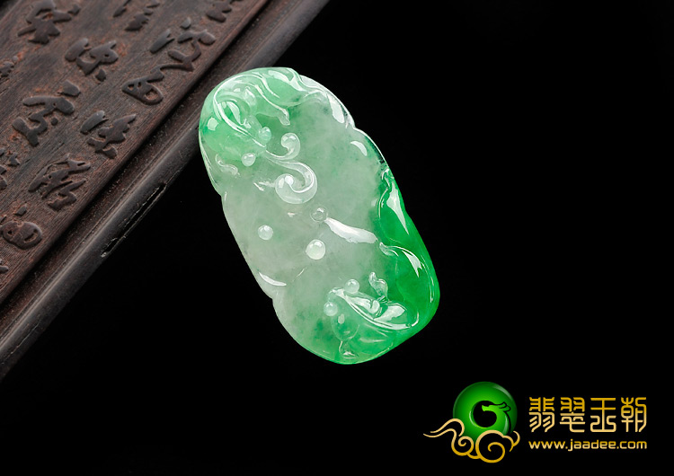 糯冰种翠色缅甸翡翠A货年年有余挂件