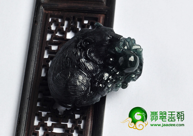 糯冰（乌鸡种）缅甸翡翠A货黑熊手玩件/挂件