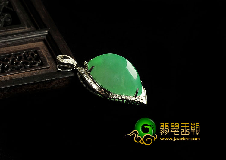 冰种苹果绿满绿缅甸翡翠A货镶白金胸坠（真钻）