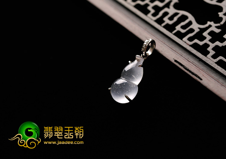 (超值推荐)冰玻种缅甸翡翠A货镶白金葫芦胸坠（真钻）