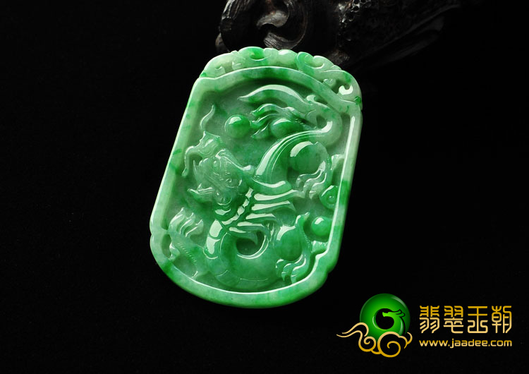 糯冰种翠色缅甸翡翠A货龙牌挂件