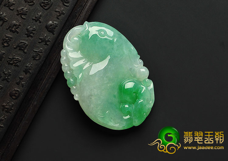糯冰种翠色缅甸翡翠A货年年有余挂件