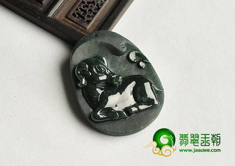 feicui糯冰种墨翠缅甸翡翠A货牛挂件