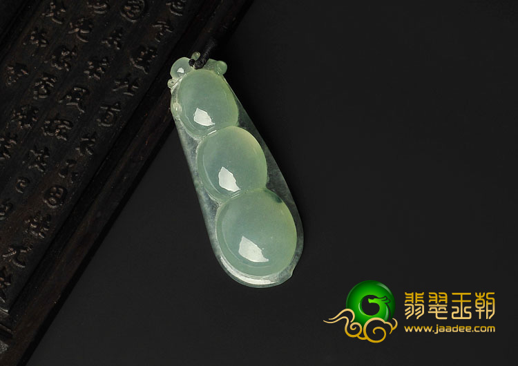 冰种淡晴水缅甸翡翠A货四季豆挂件