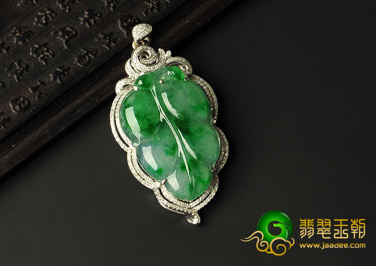 冰种飘翠缅甸翡翠A货镶金叶子胸坠（真钻）
