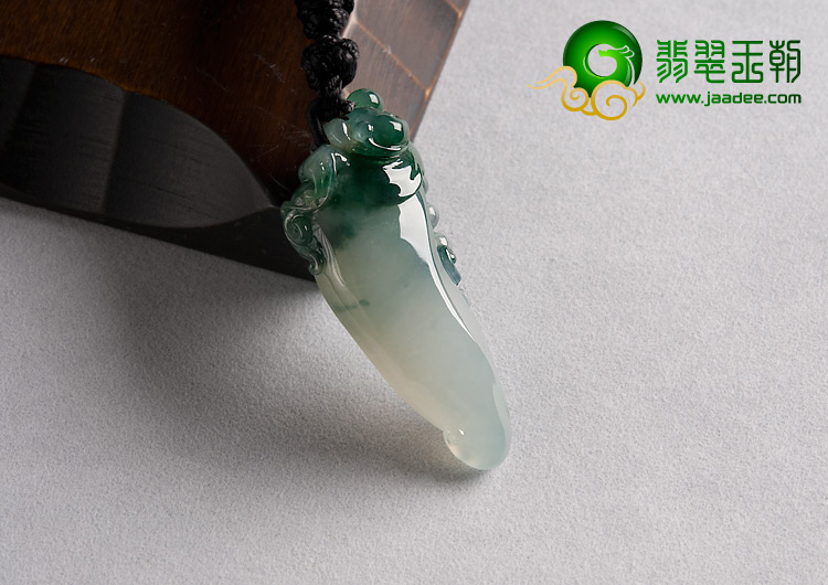 冰种浓绿缅甸翡翠A货萝卜挂件