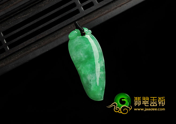 糯冰种翠色缅甸翡翠A货福瓜挂件