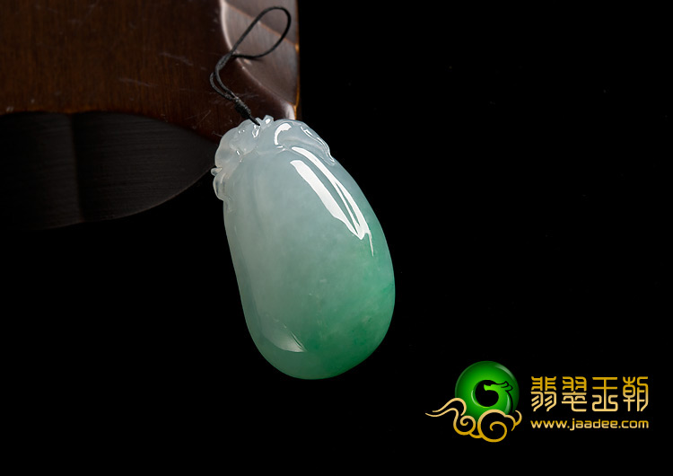 冰种翠色缅甸翡翠A货福瓜挂件