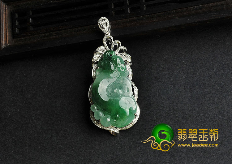 糯冰种飘翠缅甸翡翠A货镶白金龙行如意胸坠
