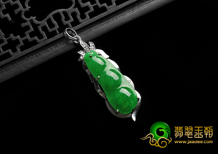 糯冰种阳绿缅甸翡翠A货镶白金四季豆胸坠