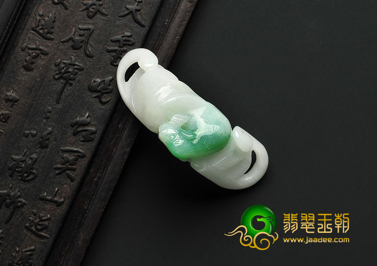 糯冰种白底青缅甸翡翠A货灵猴献寿手玩片