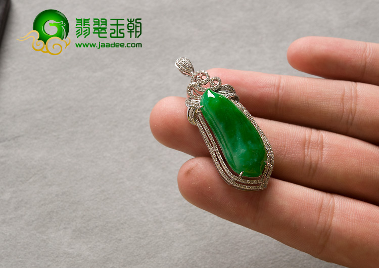 冰种阳绿缅甸翡翠A货镶白金福瓜胸坠（真钻）