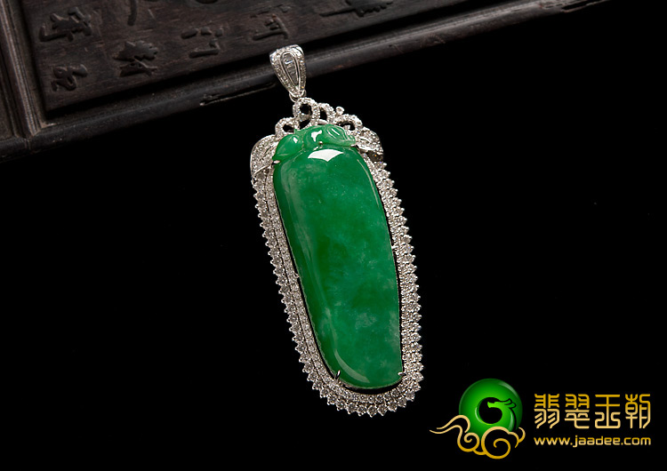 冰种阳绿缅甸翡翠A货镶白金福瓜胸坠（真钻）