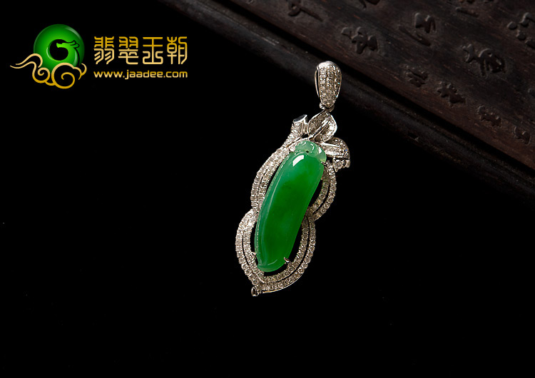 冰种阳绿缅甸翡翠A货镶白金福瓜胸坠（真钻）