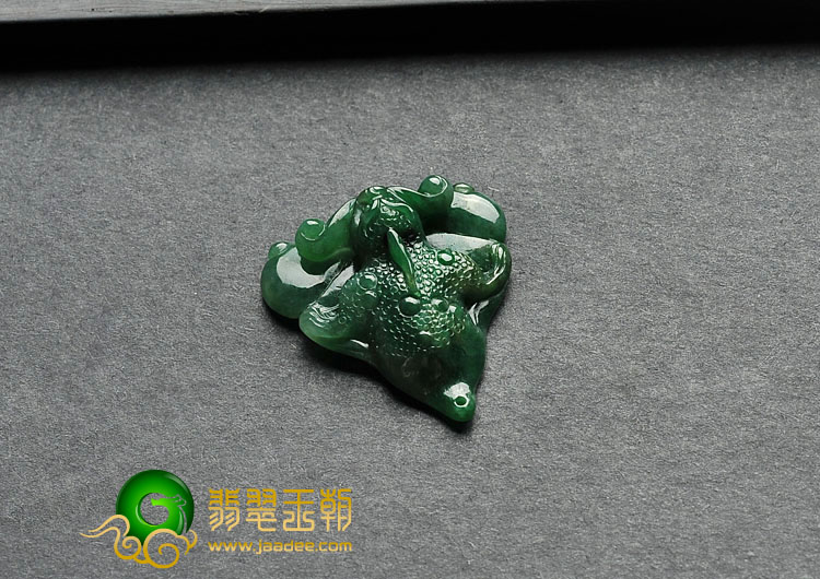 糯冰种浓绿缅甸翡翠A货金蟾挂件