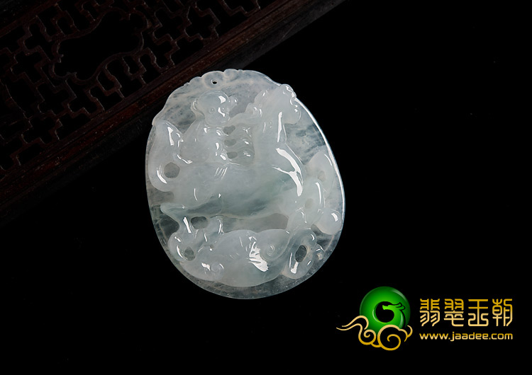 冰种淡晴水缅甸翡翠A货马牌挂件