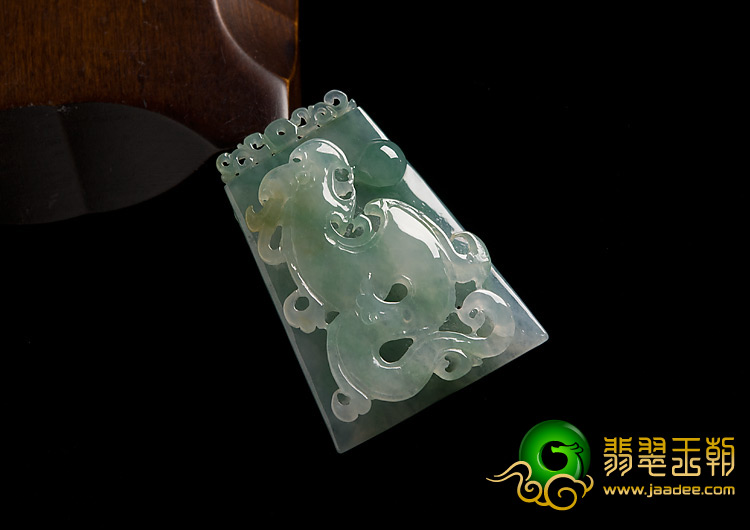 冰种飘花缅甸翡翠A货龙戏珠挂件
