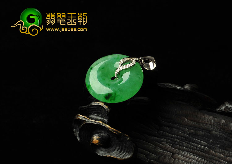 糯冰种翠色缅甸翡翠A货镶白金平安扣胸坠（真钻）