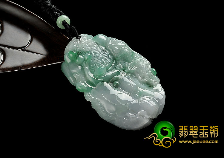 糯冰种翠色缅甸翡翠A货年年有余挂件