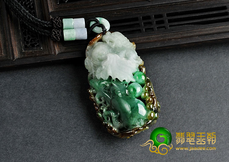糯冰种三彩缅甸翡翠A货事事如意手玩件