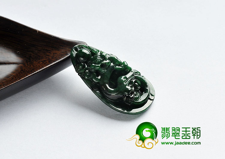 糯冰种浓绿缅甸翡翠A货龙戏珠挂件