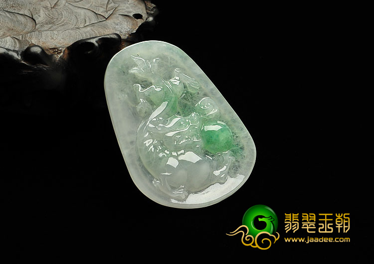 冰种飘翠缅甸翡翠A货龙牌挂件