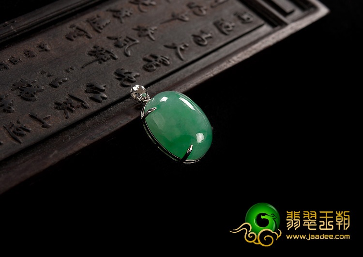 糯冰种淡绿缅甸翡翠A货镶白金胸坠（真钻）