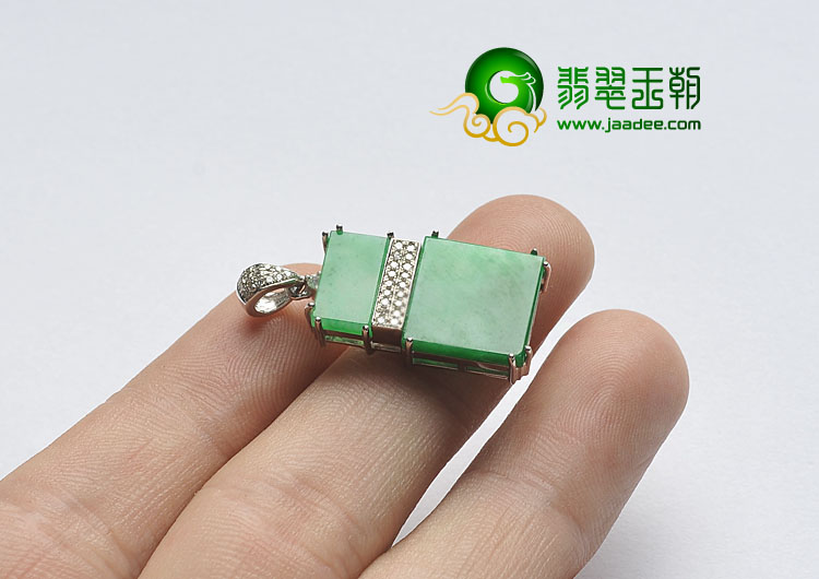 冰种阳绿满绿缅甸翡翠A货镶白金方牌胸坠（真钻）