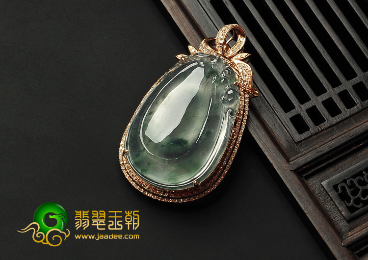 冰玻种飘花缅甸翡翠A货镶白金福瓜胸坠（真钻）