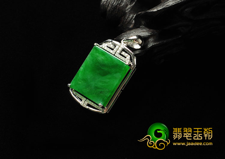 冰种阳绿缅甸翡翠A货镶白金胸坠（真钻）