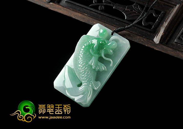 feicui糯冰种翠色缅甸翡翠A货年年有余挂件