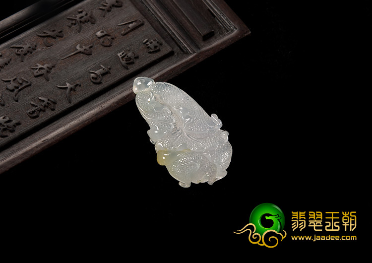 冰种淡晴水略带黄翡缅甸翡翠A货白菜挂件