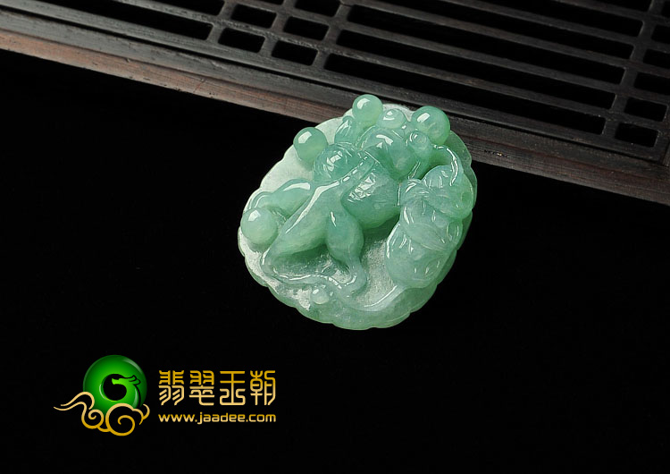 糯冰种绿晴水缅甸翡翠A货年年有余挂件