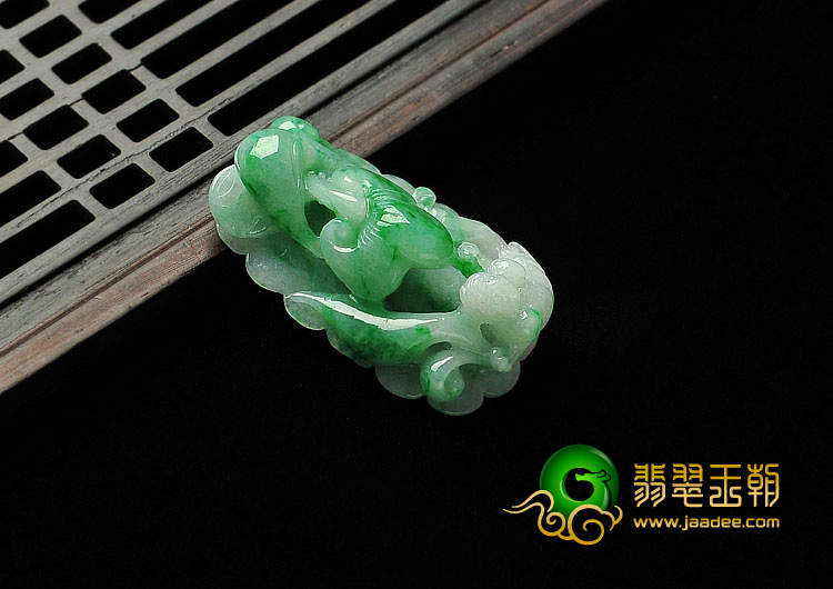 糯冰种飘翠缅甸翡翠A货金蟾如意挂件