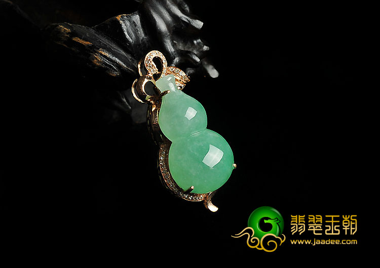 糯冰种苹果绿缅甸翡翠A货镶玫瑰金葫芦胸坠（真钻）
