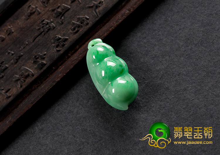 糯冰种翠色缅甸翡翠A货四季豆挂件