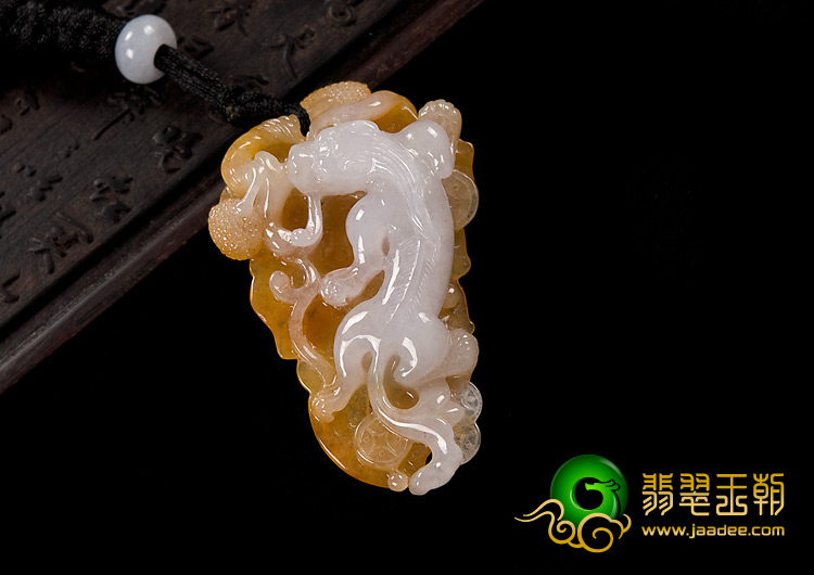 糯冰种黄翡缅甸翡翠A货一夜成龙挂件