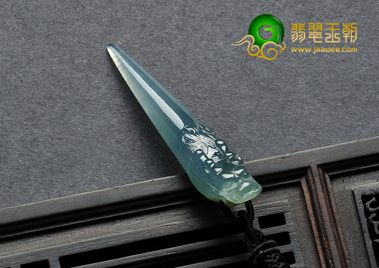 冰种晴水略带黄翡缅甸翡翠A货龙牙挂件