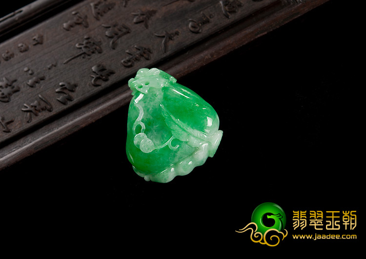糯冰种阳绿缅甸翡翠A货龙头福瓜挂件